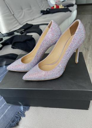 Туфли в камнях