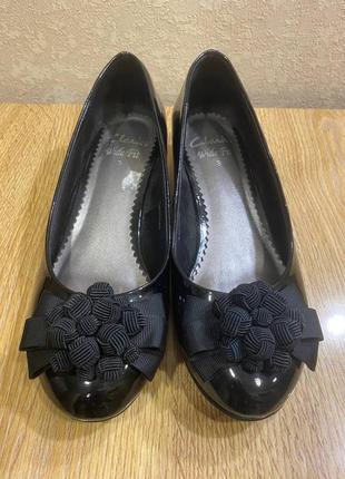Новые туфли черные лаковые clarks wide fit