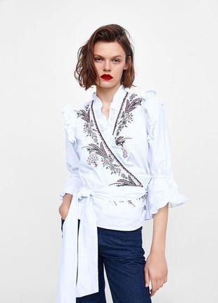 Zara блуза вышивка этно народный стиль блузка топ на запах с завязками рюши голубая в полоску рюши оборки