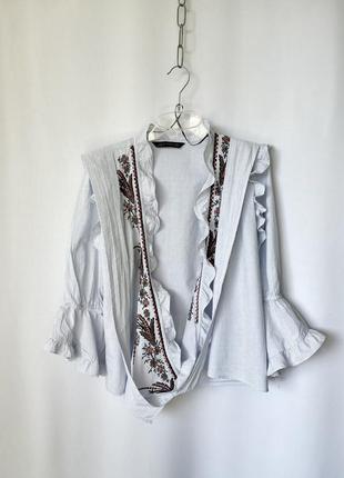 Zara блуза вышивка этно народный стиль блузка топ на запах с завязками рюши голубая в полоску рюши оборки6 фото