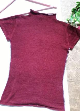 Жіночий гольф прилеглого силуету з вкороченими рукавами і коміром-стійкою.