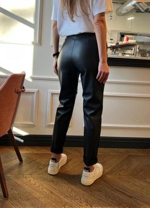 Стильные штаны, р.s,m, эко-кожа на замше, черный7 фото