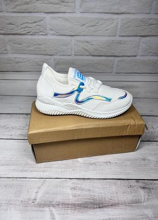 Женские кроссовки. белые