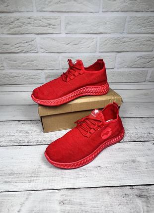 Жіночі кросівки. червоні