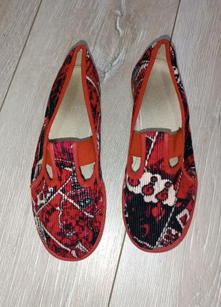 Кімнатні тапочки