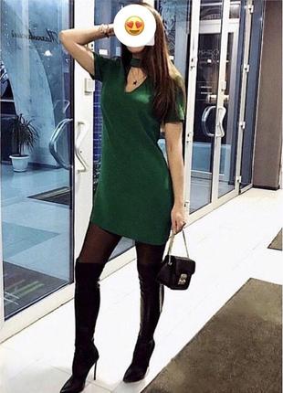 Плаття з v-подібним вирізом і чокером на шиї.