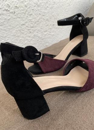 Стильные босоножки женские, замшевые, комбинированные черно-бордовые, на каблуке9 фото