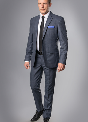 Деловой мужской костюм светло-серого цвета.
