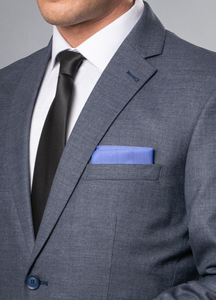 Деловой мужской костюм светло-серого цвета.