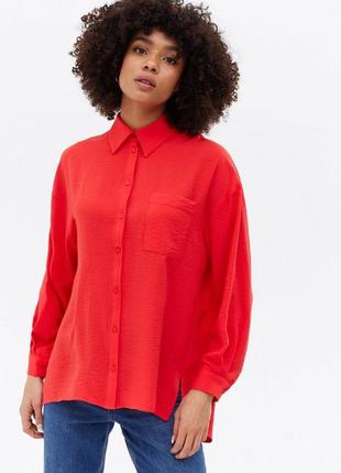 Красная рубашка свободного кроя с длинным рукавом и карманом спереди