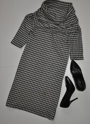 Плотное трикотажное платье с объемным воротником