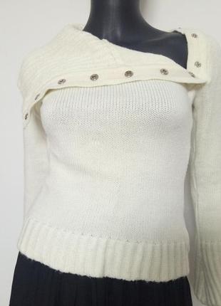 Свитер молочного цвета с ассимертичным воротником-горловиной