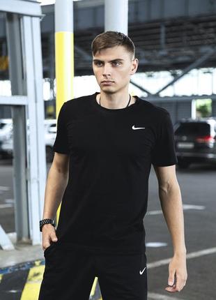 Футболка базова чорна з лого nike