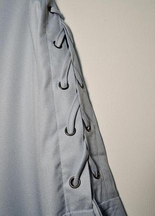 Стильное платье с красивыми расклешенными рукавами со шнуровкой5 фото