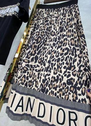 Костюм леопард в стиле dior коричневый юбка плиссе футболка3 фото