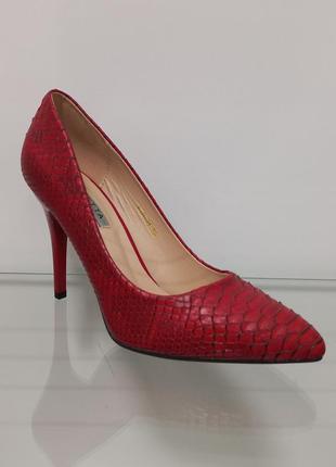 Красные женские туфли на шпильке3 фото