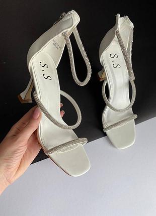 Стильные босоножки с камушками