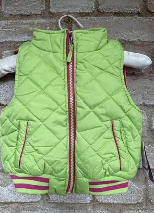1, яркая легкая  дутая салатовая жилетка безрукавка размер 2-4 года pink platinum