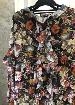 Объемное платье с рюшами в цветы4 фото