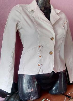 Стильный пиджак украшенный камнями,38размер,турция