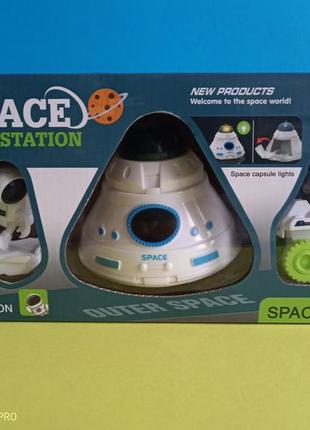 Іграшка космічної капсули з космонавтом