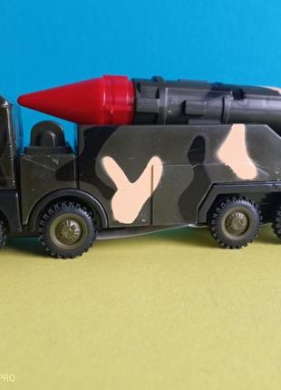 Іграшковий військовий вантажний автомобіль з великою ракетою, автомобільна велика ракетна установка
