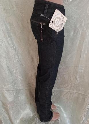 Новые женские джинсы брюки черного цвета с надписями. оригинальные