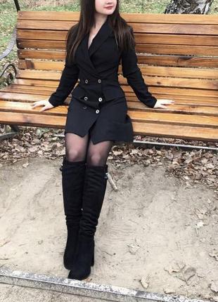 Черное платье на пуговицах