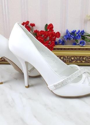 Белые, праздничные, свадебные туфли4 фото