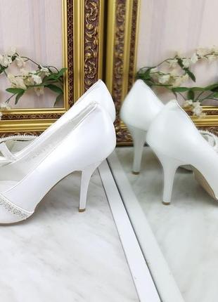 Белые, праздничные, свадебные туфли6 фото
