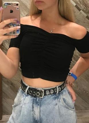 Топ із відкритими плечима