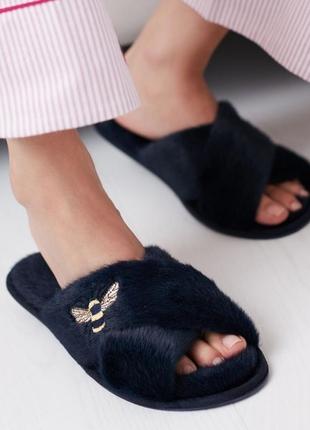 Мягкие меховые тапочки joules
