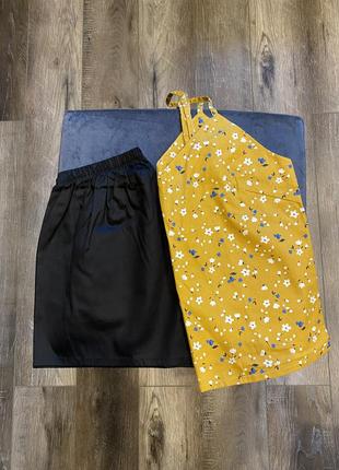 Женская пижама для дома и сна с майкой "цветы на горчичном" и черными шортами из сатина