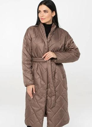 Стильное стеганое пальто с поясом (капучино)