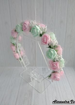 Нежный венок обруч с мятно-розовыми розочками