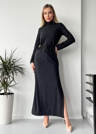 Черное длинное платье с боковыми вырезами
