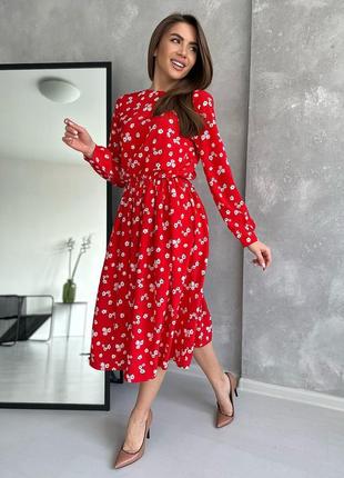 Красное приталенное платье с цветочным принтом