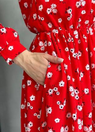 Красное приталенное платье с цветочным принтом2 фото
