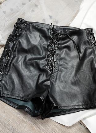Кожаные шорты со шнуровками missguided