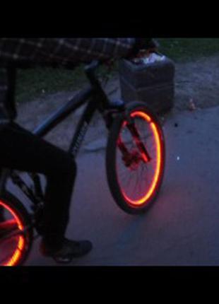 Яскрава підсвітка велосипеда оптичним дротом.кольор