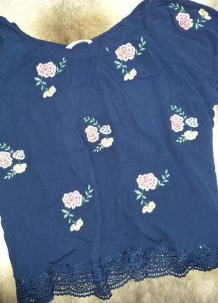 Блуза з вишивкою в квіти