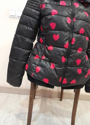 Фирменная стильная куртка в сердечках3 фото