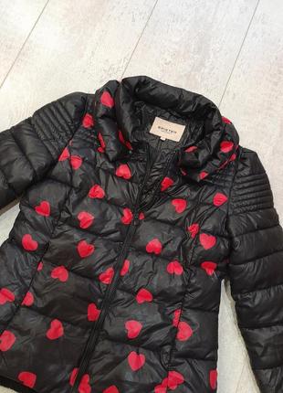 Фирменная стильная куртка в сердечках8 фото