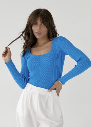 Женский пуловер в рубчик с квадратным декольте