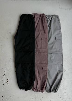 Брюки карго плотные коттоновые черные серые мокко коричневые брюки широкие свободные оверсайз с накладными карманами базовые стильные трендовые8 фото