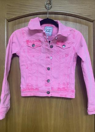 Яркая розовая джинсовая куртка на девочку 10-12 лет
