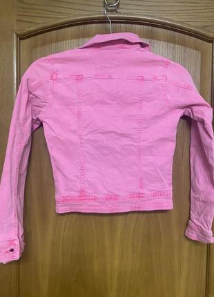 Яркая розовая джинсовая куртка на девочку 10-12 лет7 фото