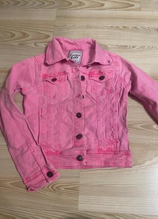 Яркая розовая джинсовая куртка на девочку 10-12 лет8 фото