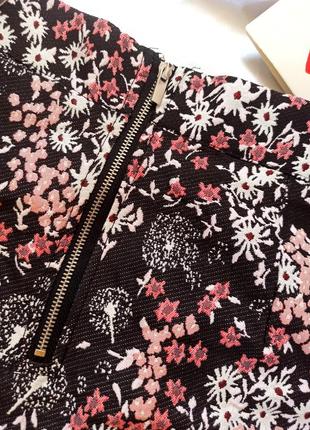 Женская мини-юбка черный цветочный принт.6 фото