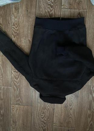 Черная актуальная замшевая дубленка